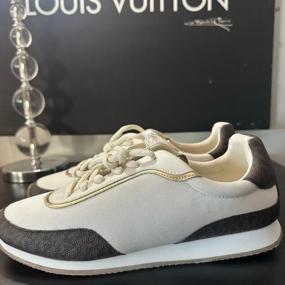 🆕Michael Kors Sneakers - Picture 5 of 13